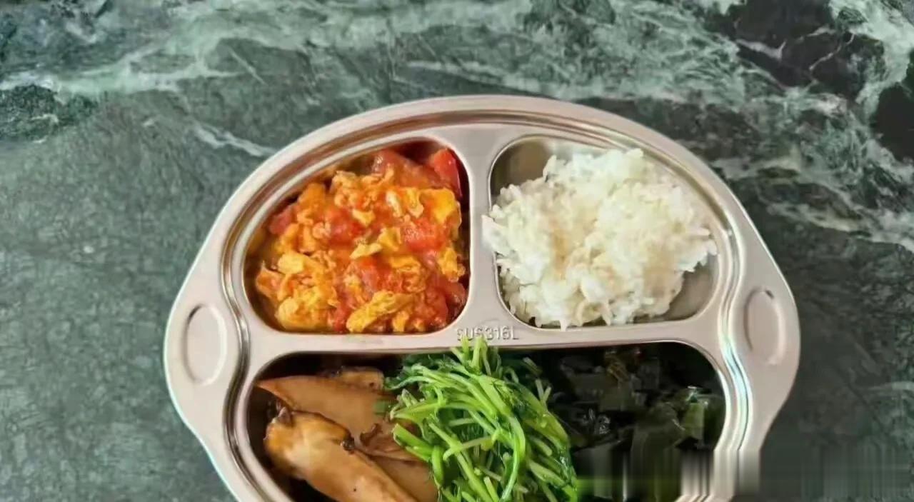 被孙俪的午餐给震惊，这也太素了，一看就索然无味没有胃口