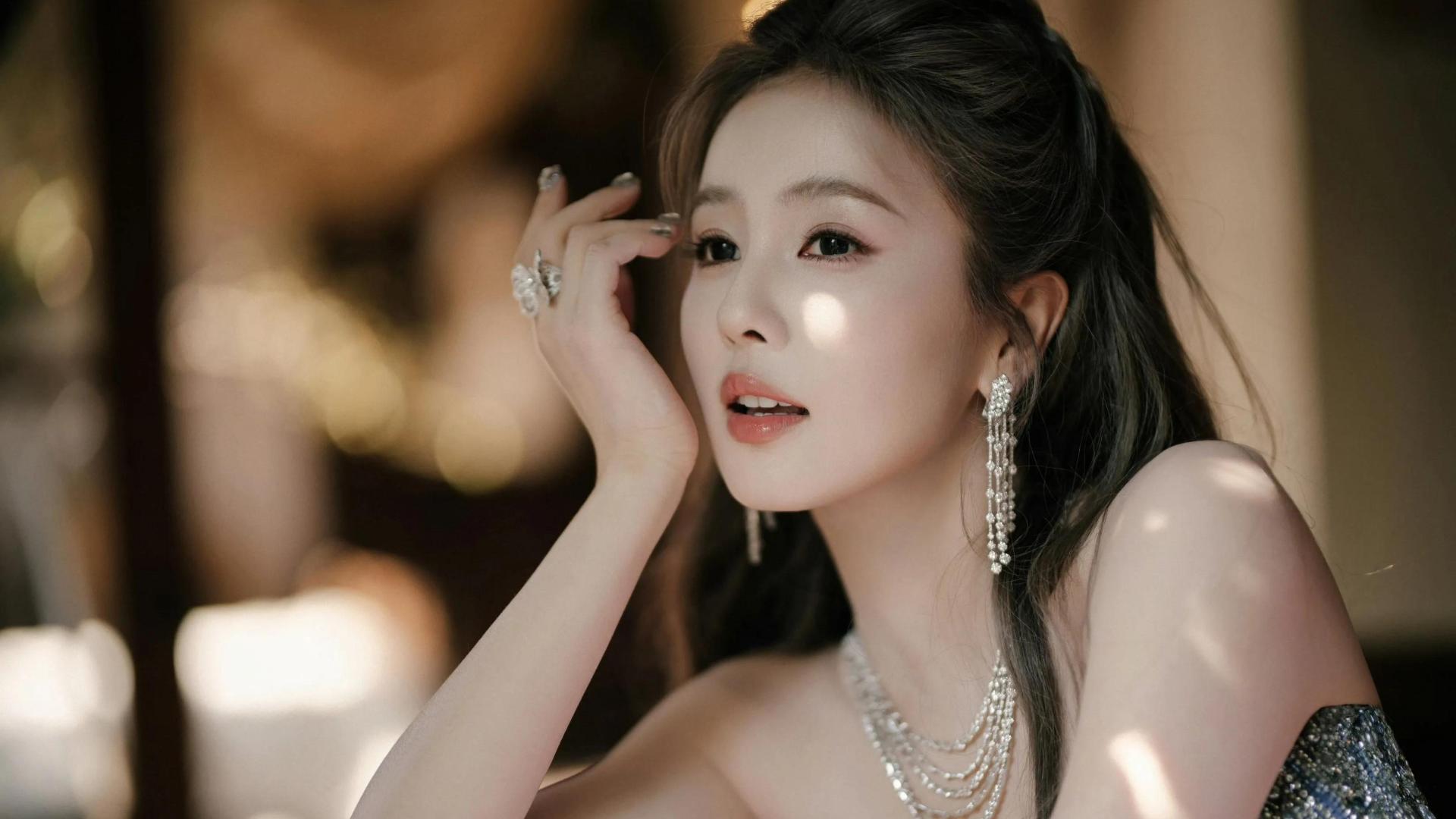 荣耀时刻的蓝裙女神，白鹿把 “星河” 穿在了身上