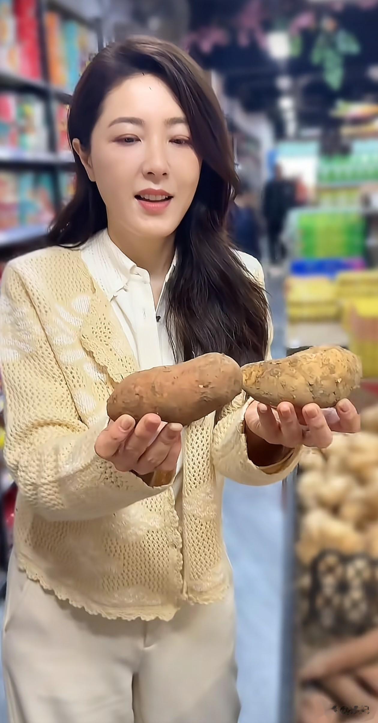 49岁曾黎逛菜市场！穿小开衫+衬衣+阔腿裤，减龄又洋气，美得像29