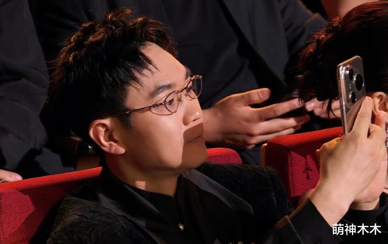 电影之夜台下:邓超黄晓明同坐无交流,佟丽娅玩手机,范丞丞表情失控