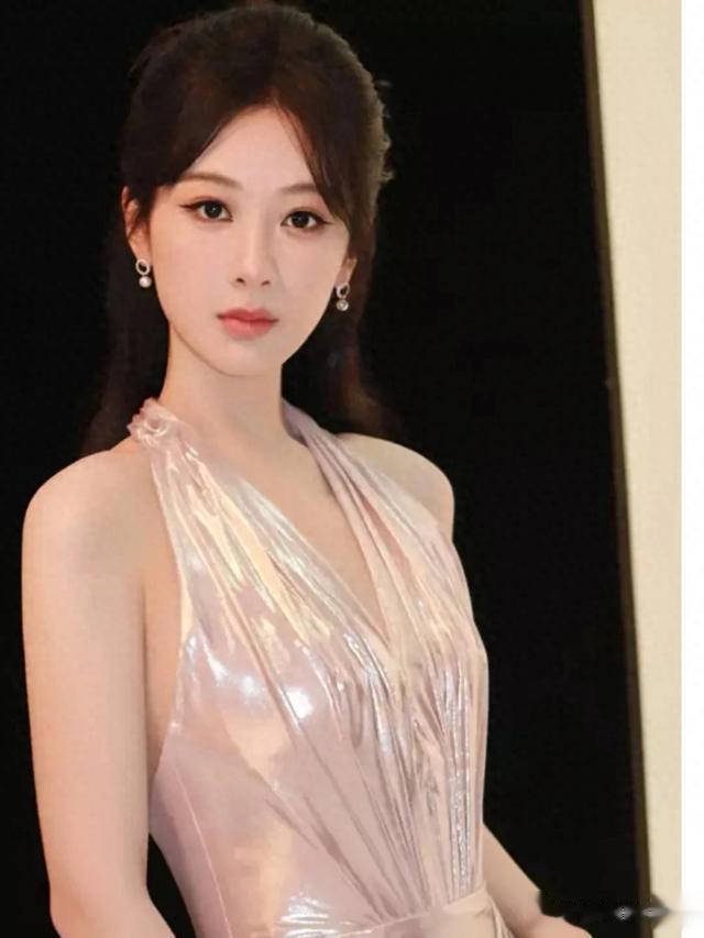 挂脖深V映珠光，杨紫解锁纯欲新高度