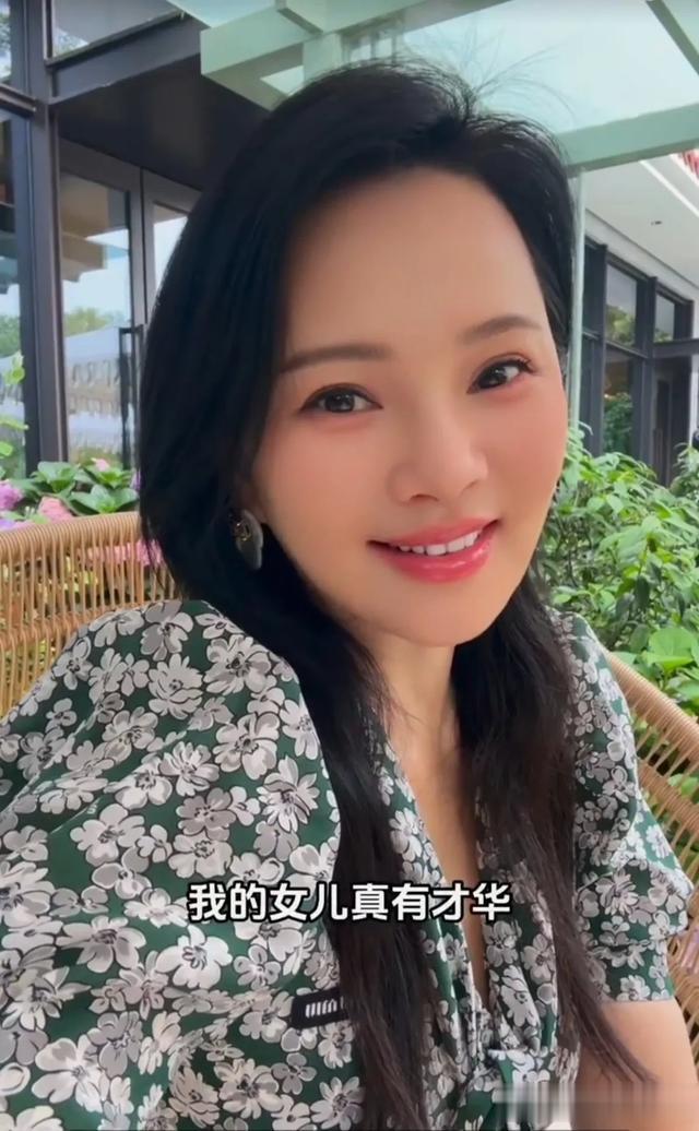 57岁伊能静晒和老公的幸福假期，一家人现身杭州灵隐寺求幸福快乐