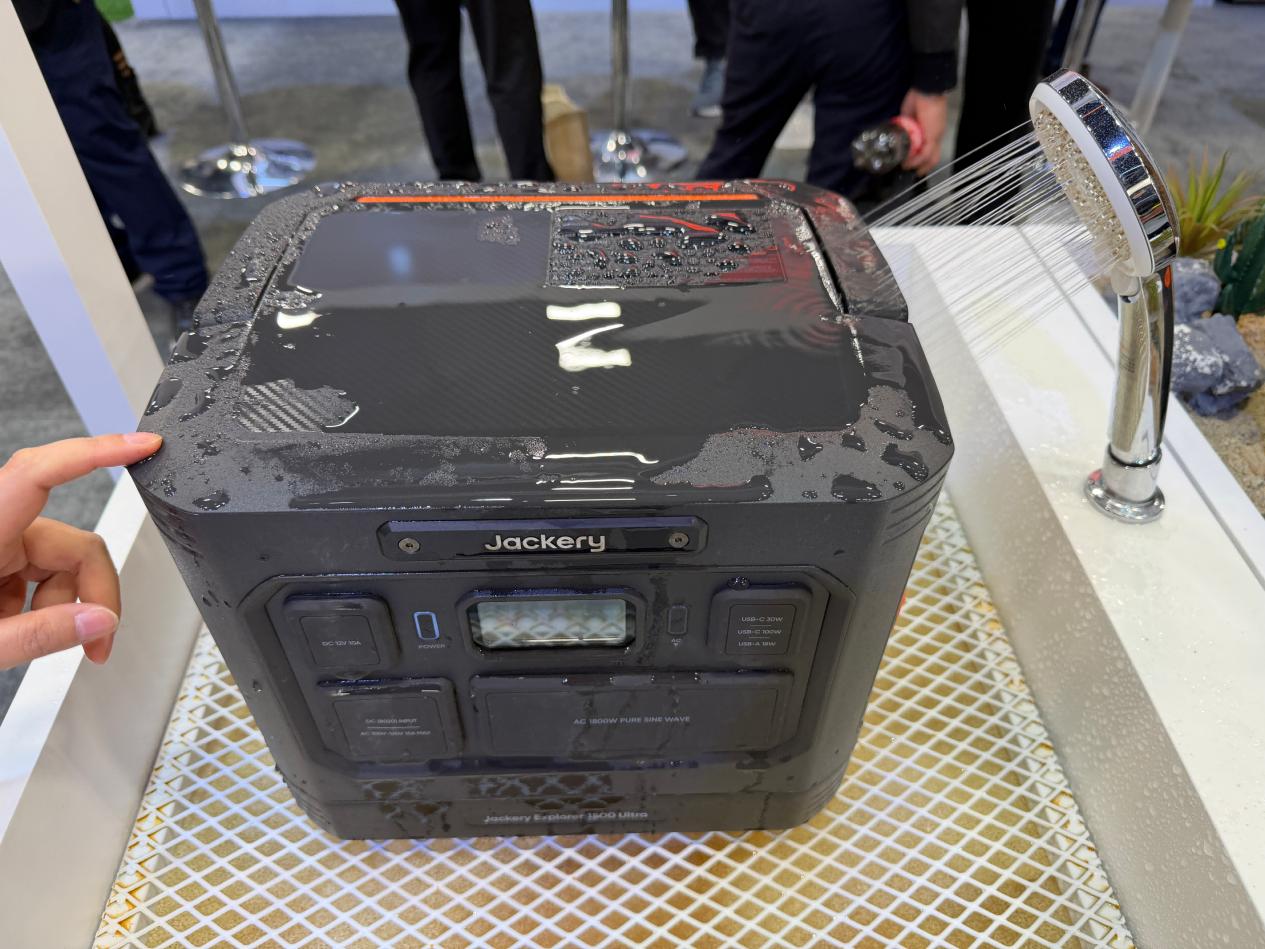 追光而行，華寶新能的「光儲機器人」，在CES交出能源自主新答卷