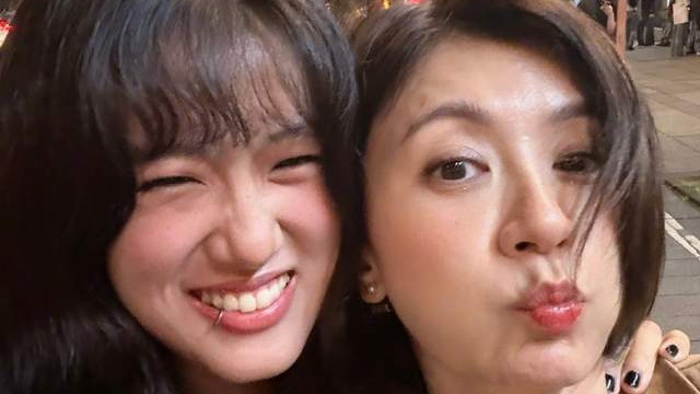 贾静雯晒全家福甜炸了！母女同框个个都漂亮，咘咘身高直逼姐姐！