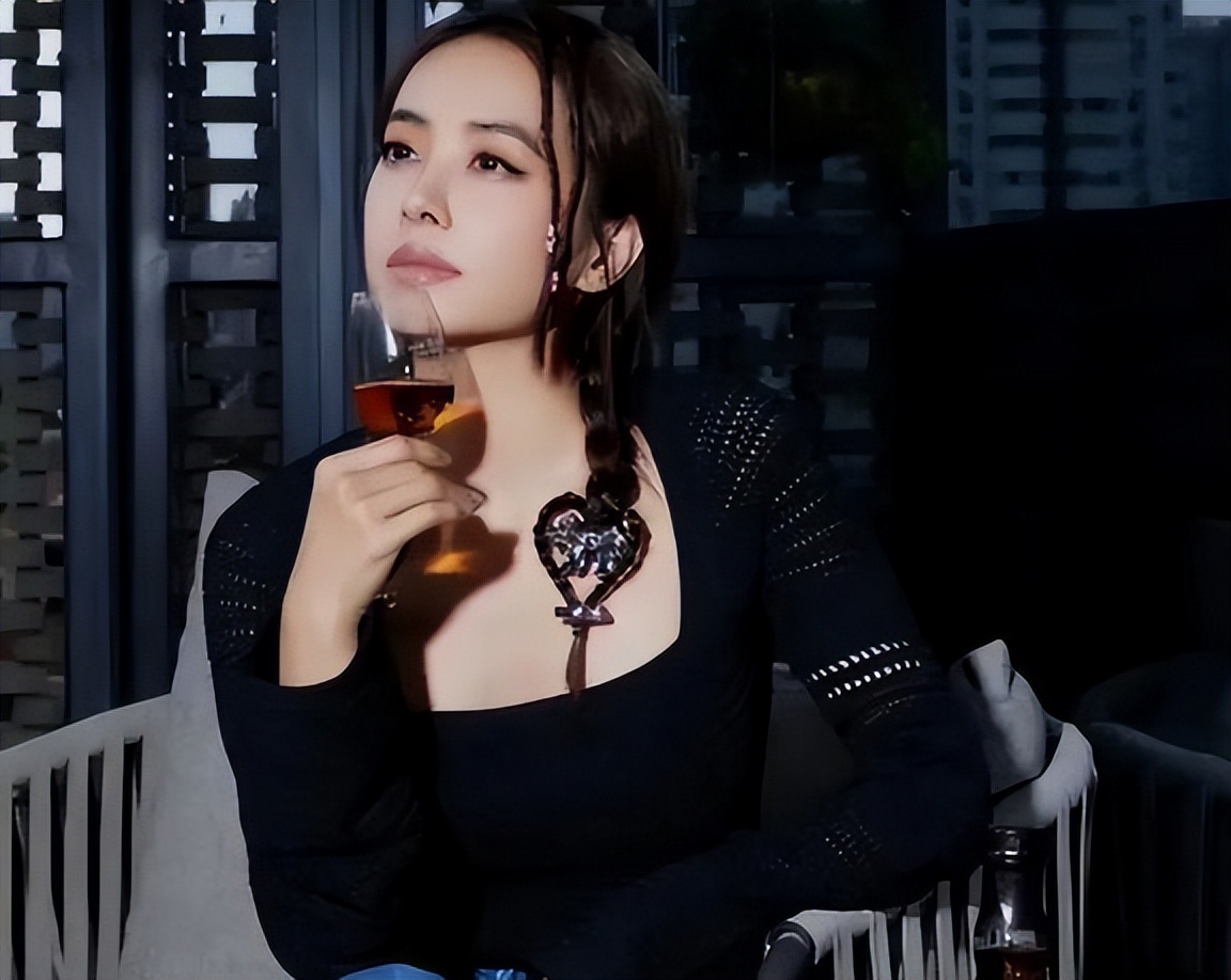 外表是仙女，私下里却是“老酒鬼”的5位女明星，闫妮出人意料