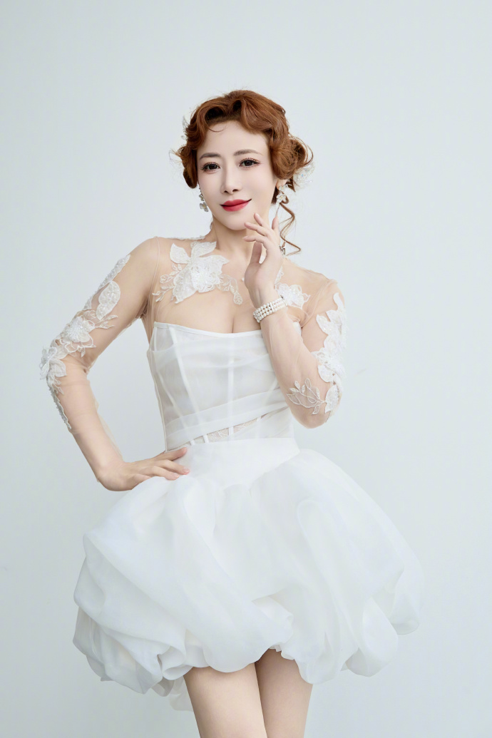 陈紫函抹胸白裙写真，身材好到流鼻血，保养的太好了