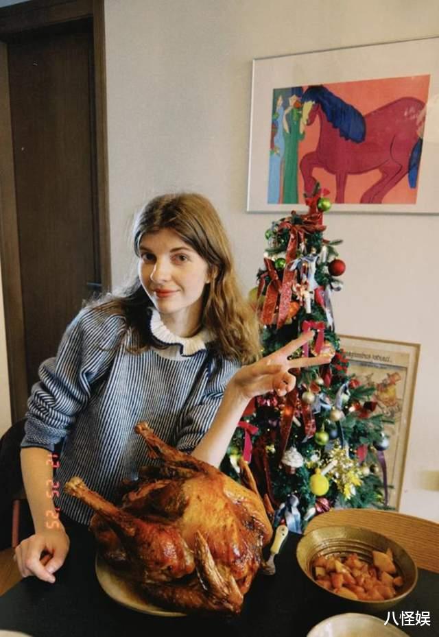 董力阿诺家里过节，餐桌紧挨屋门，过道只能走一人，6口住好拥挤