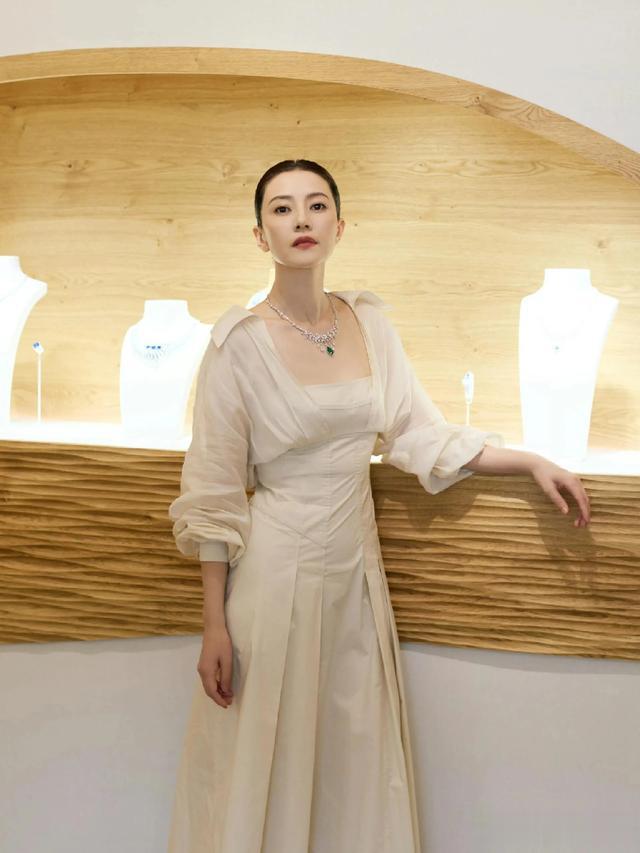 高圆圆，最新美照，被她的一颦一笑治愈了