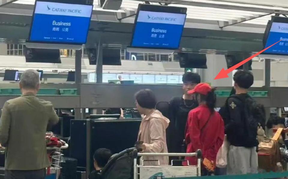 张柏芝携三子飞澳洲，谢振轩一脸严肃，颜值超高，小儿子罕见露面