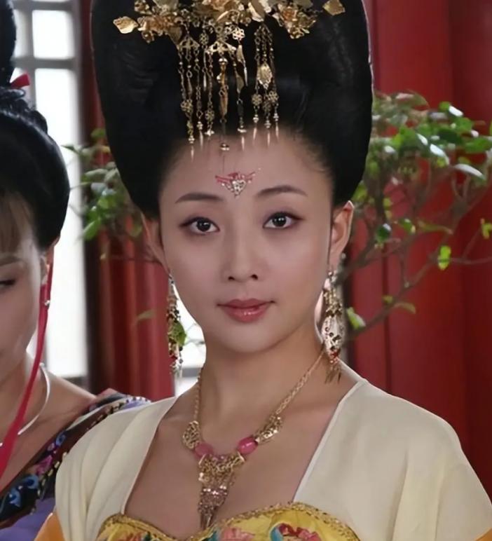 事实证明，46岁离开富豪找素人男友的殷桃，也开始走“下坡路”了