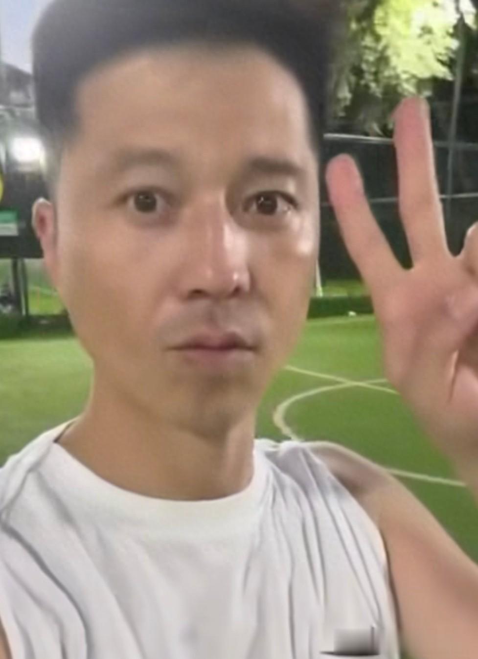 王雷带娃踢球，40岁李小萌穿吊带裙出镜又白又美，搂俩儿子像姐姐