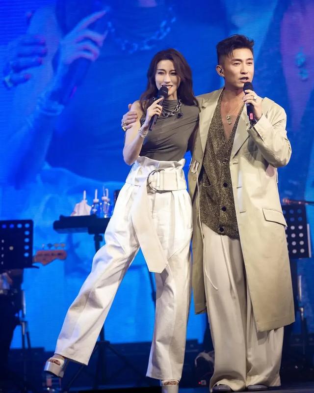 陈山聪佛山开演唱会,儿子惊喜登场掀高潮,与姚子羚首同台演唱