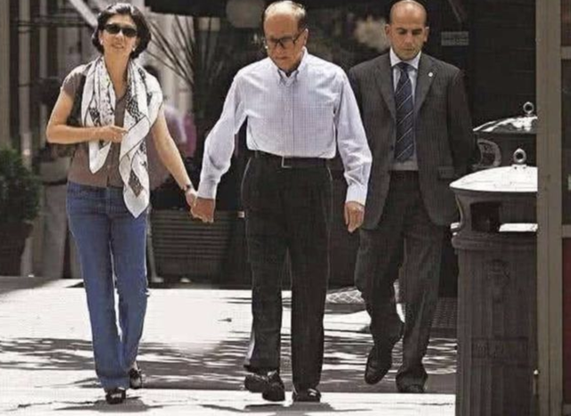 96岁李嘉诚现身看五月天演唱会,有说有笑还打拍子,周凯旋也在场