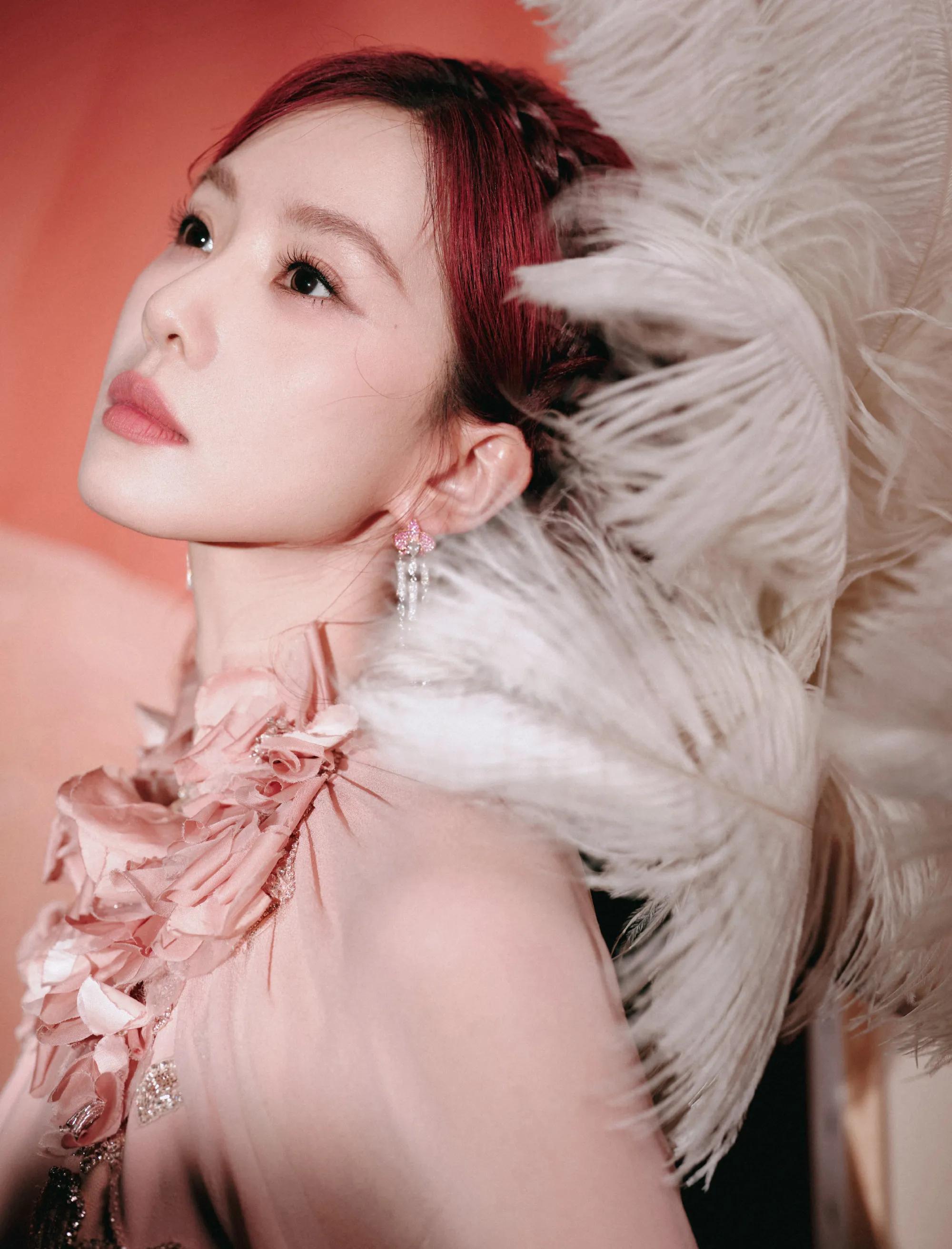 刘诗诗轻柔的粉似郁金香绽放,优雅又动人