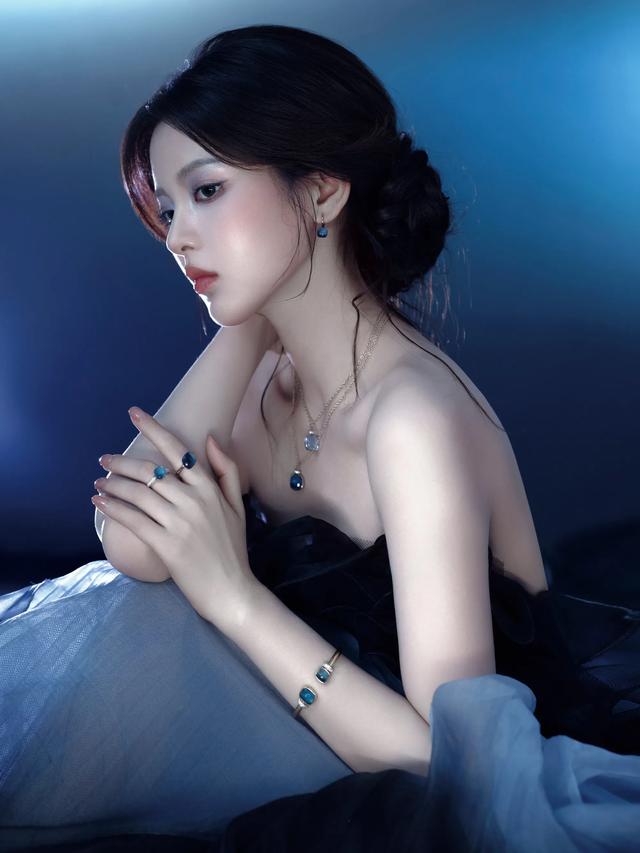 杨超越黑鸢尾长裙，人鱼公主暗夜绽放，侧颜锁骨太撩人