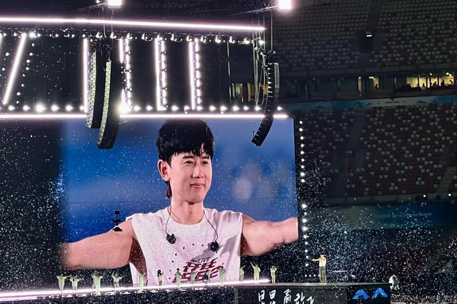 郭德纲说的没错！前脚下跪道歉，后脚大摆庆功宴，小沈阳不装了？