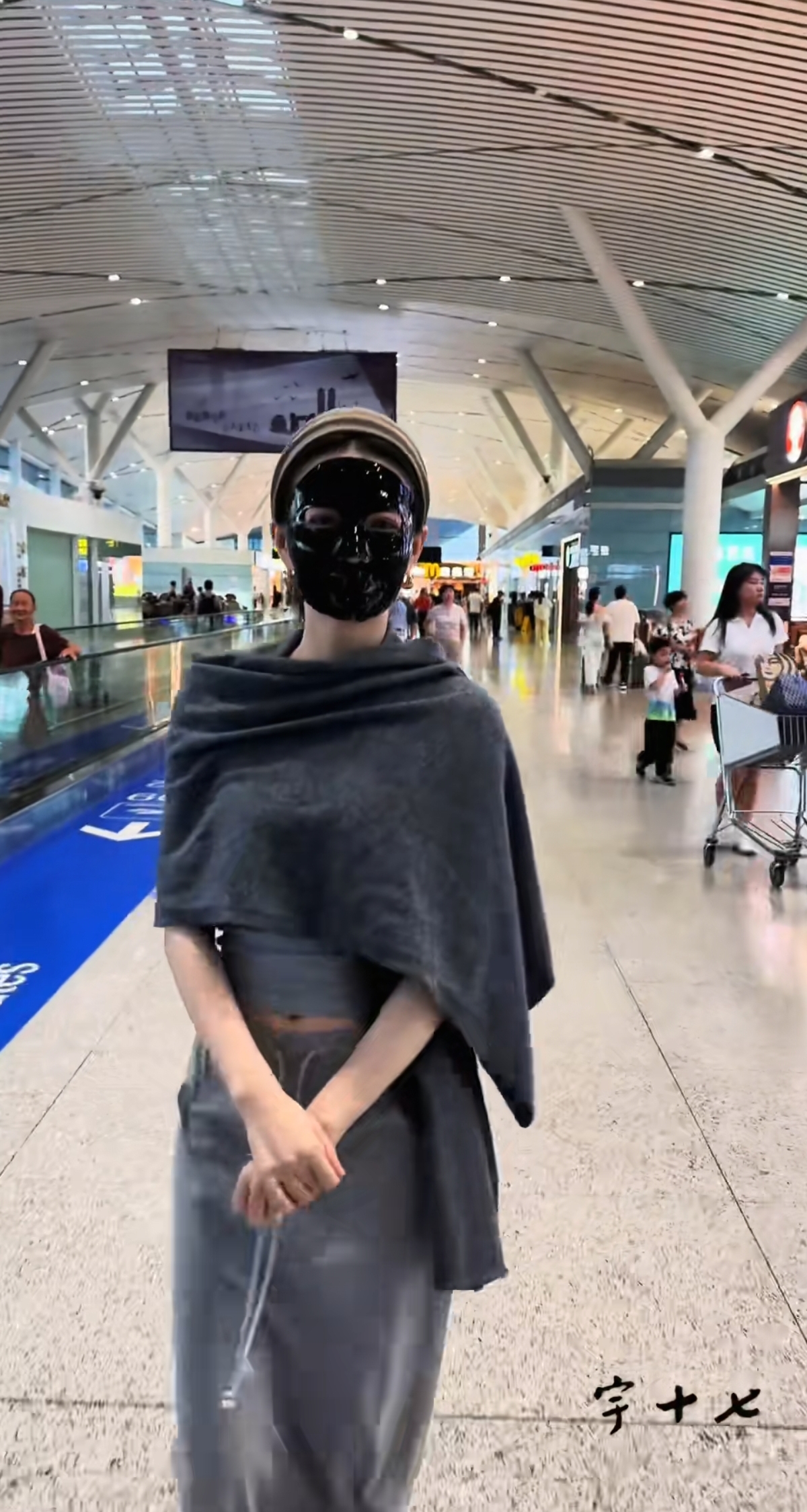 徐璐机场被偶遇,脸上敷着面膜好搞笑呀,本人看上去又白又瘦的!
