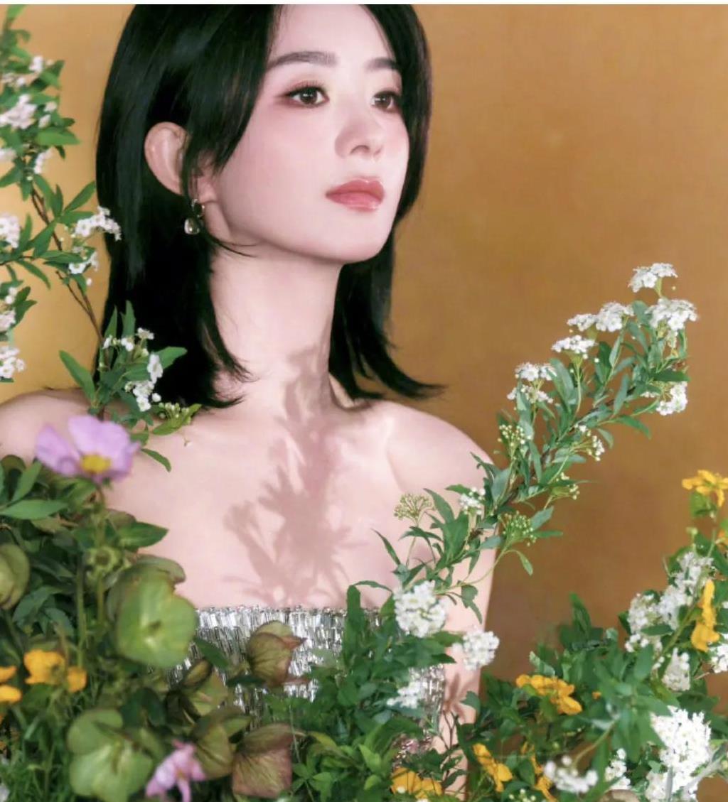 37岁赵丽颖现身街头!精干短发接地气,300元裤子穿出高级感