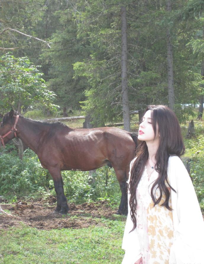 哈妮克孜天生就自带着一种维族姑娘的气质！真可以说是妙不可言！