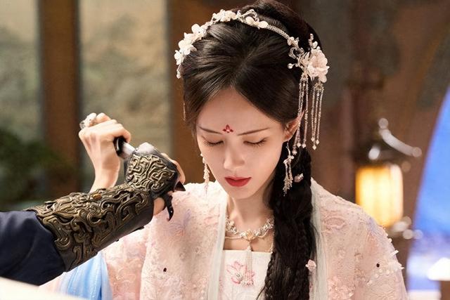 原以为李一桐在《书卷一梦》里够美了,没想到这部古装剧中更惊艳