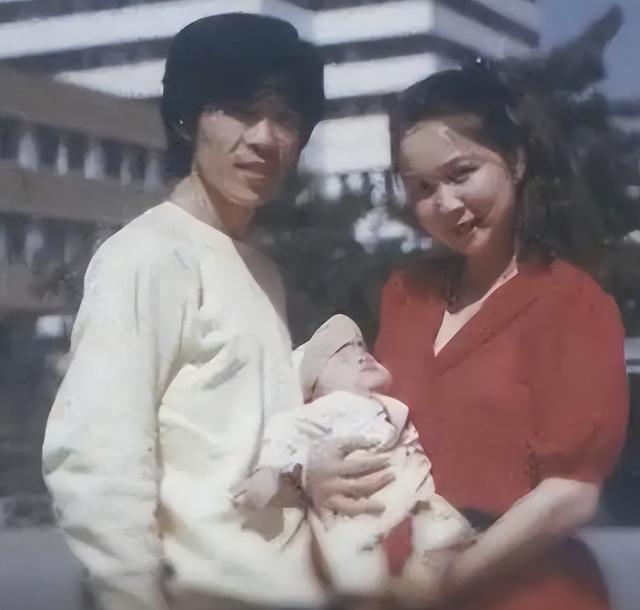 原来他就是蔡明儿子，年近40未婚未育，是蔡明的骄傲也是“遗憾”