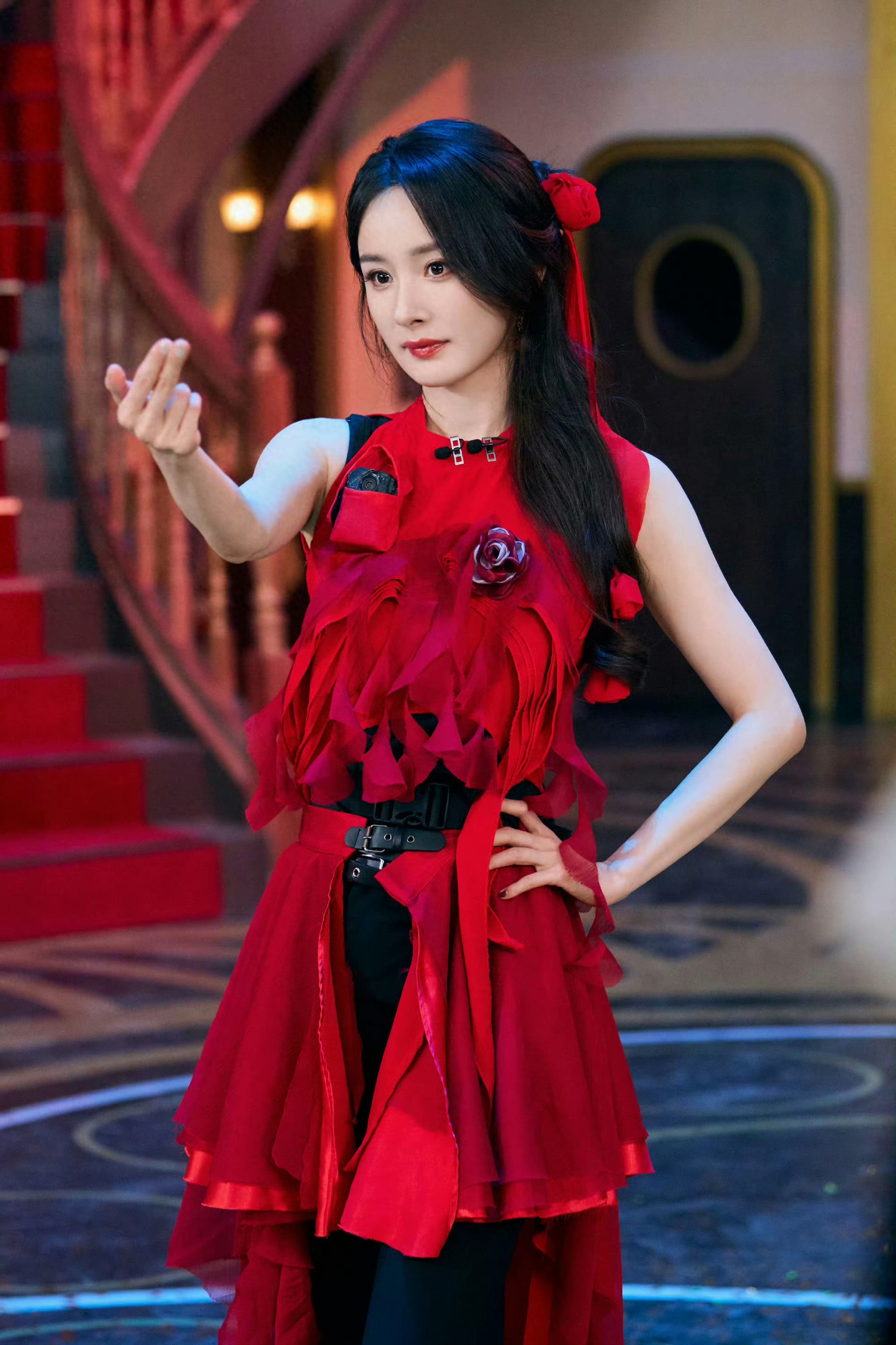 杨幂录节目最新造型好美，她真的好适合红色啊，简直不要太迷人呀