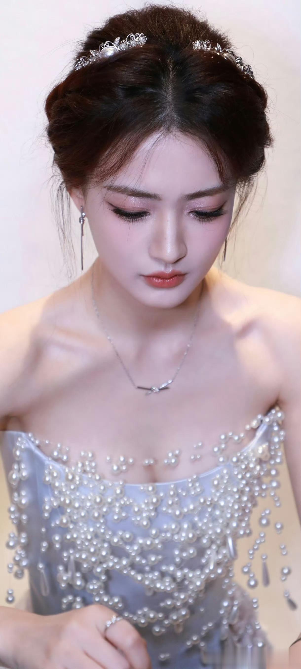 徐璐31岁生日营业照，一席白色珍珠长裙好美好漂亮，生日快乐呀！