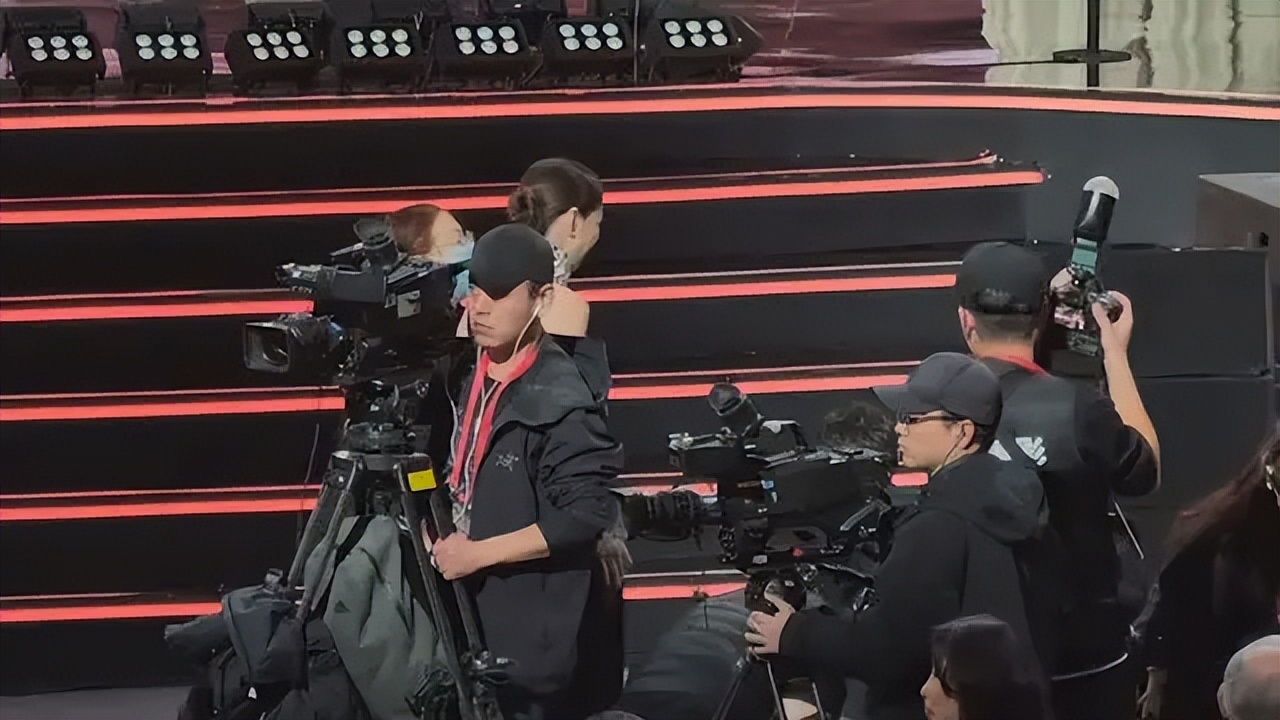 TVB视后佘诗曼内地微博之夜夺年度实力演员,台下突然摔倒吓坏网友