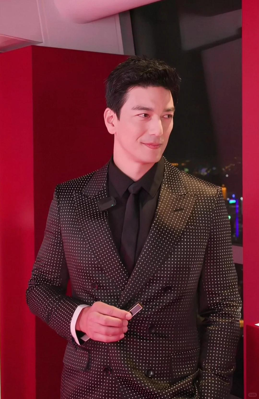 上海TF活动,彭小苒“蛇女”辣眼,包上恩土气,王楚然一身黑惊艳