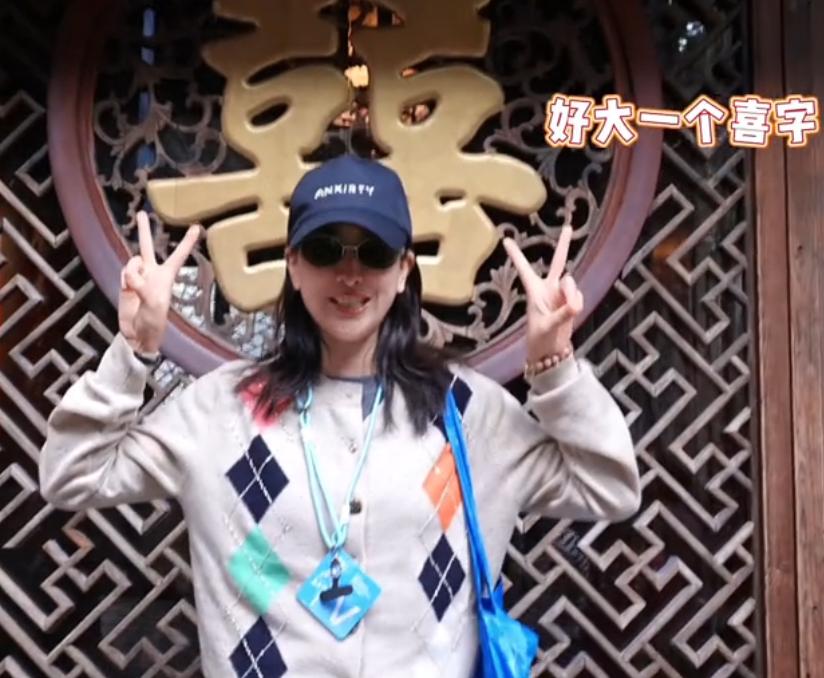 和孔令辉分手12年，被黑人驼肩上的马苏，终是为她的选择买了单