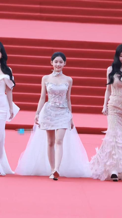 热搜上“13岁女演员打扮性感走红毯”事件：永远不要低估人性的恶