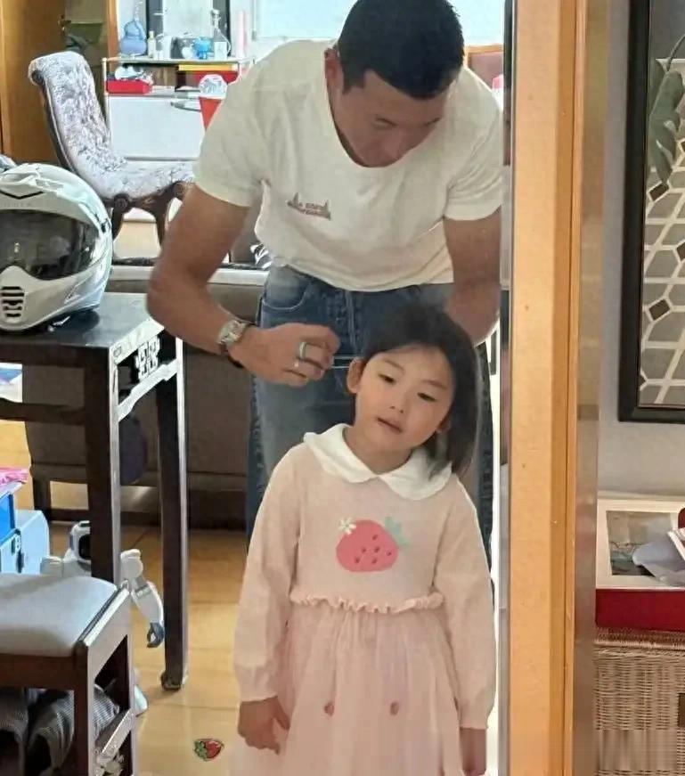朱珠老公晒带娃日常，熟练为女儿扎头发，耐心细致父爱爆棚