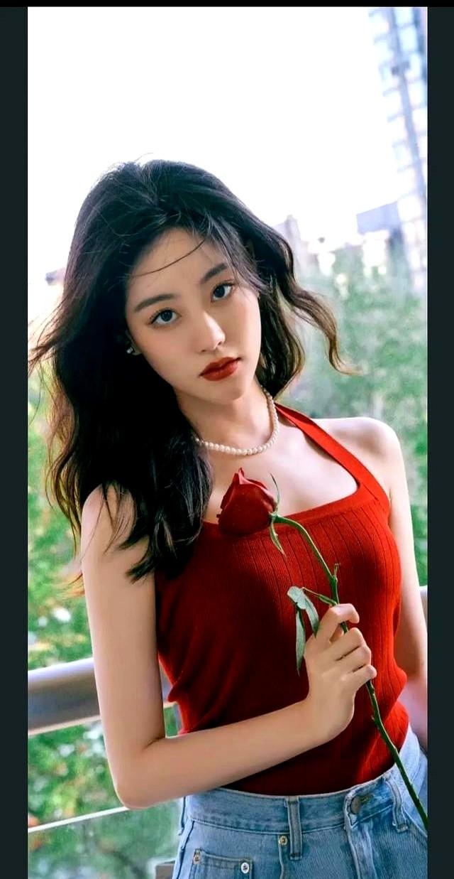 祝绪丹“演员脸+女团身”爆红，这腰臀比，真要抢女团饭碗了？