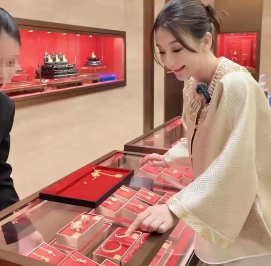 方媛新年第一天飞上海买金首饰！穿金色新中式好贵气，刷卡像买菜