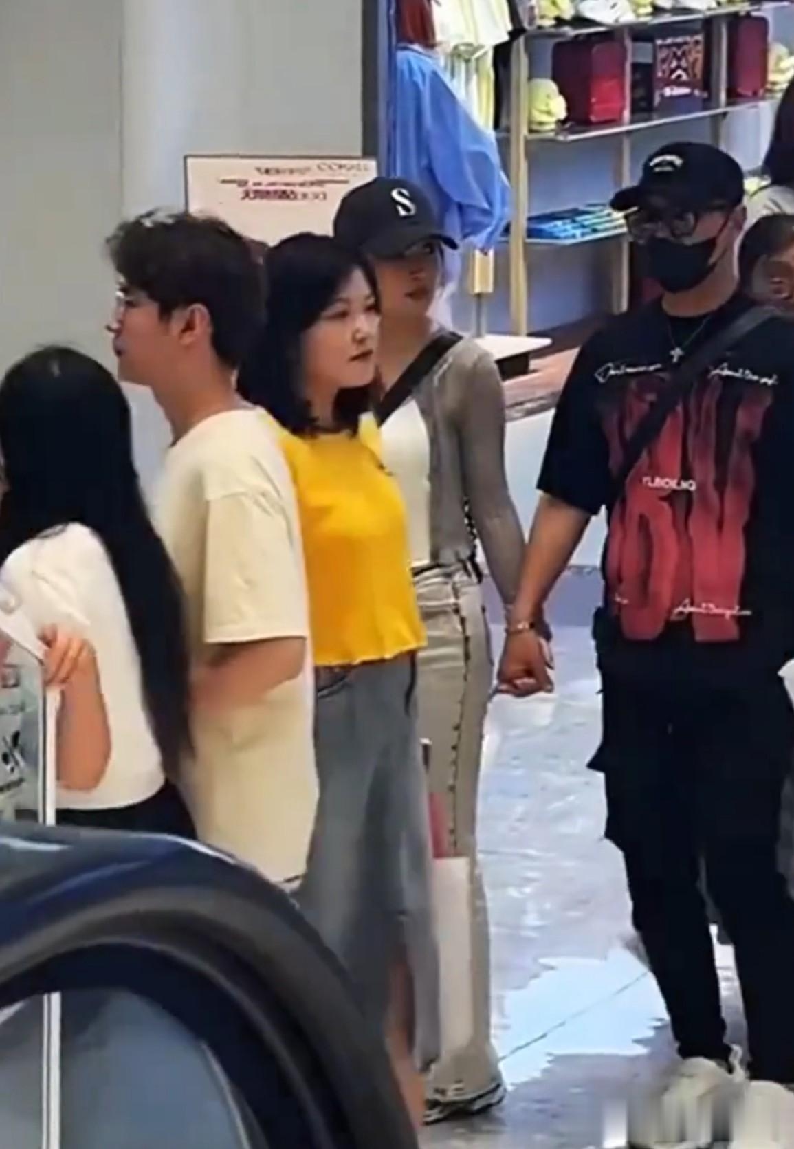 54岁汪峰机场抱着35岁森林北不撒手,恋爱一年仍如连体婴好腻歪