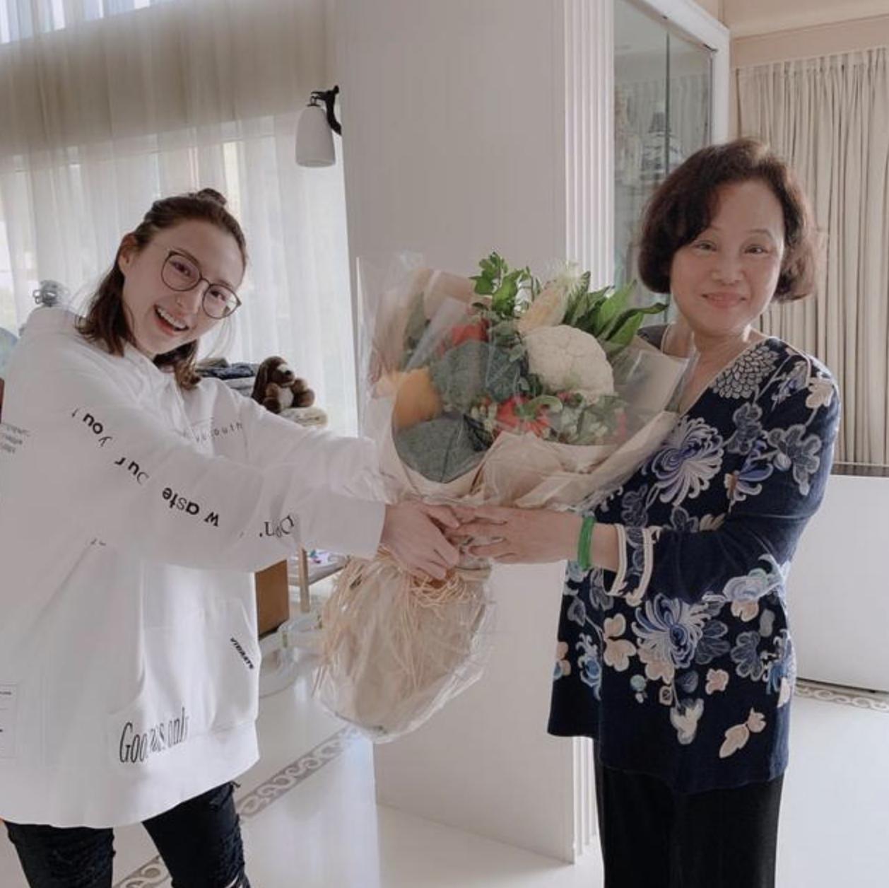 何超莲陪陈婉珍居家过中秋，在院子烧烤赏月，大宅三层高灯火通明