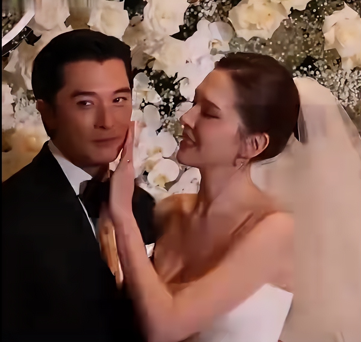 李靓蕾现身好友婚礼!四处搭讪大嘴吓人,深V开到腰抢尽新娘风头