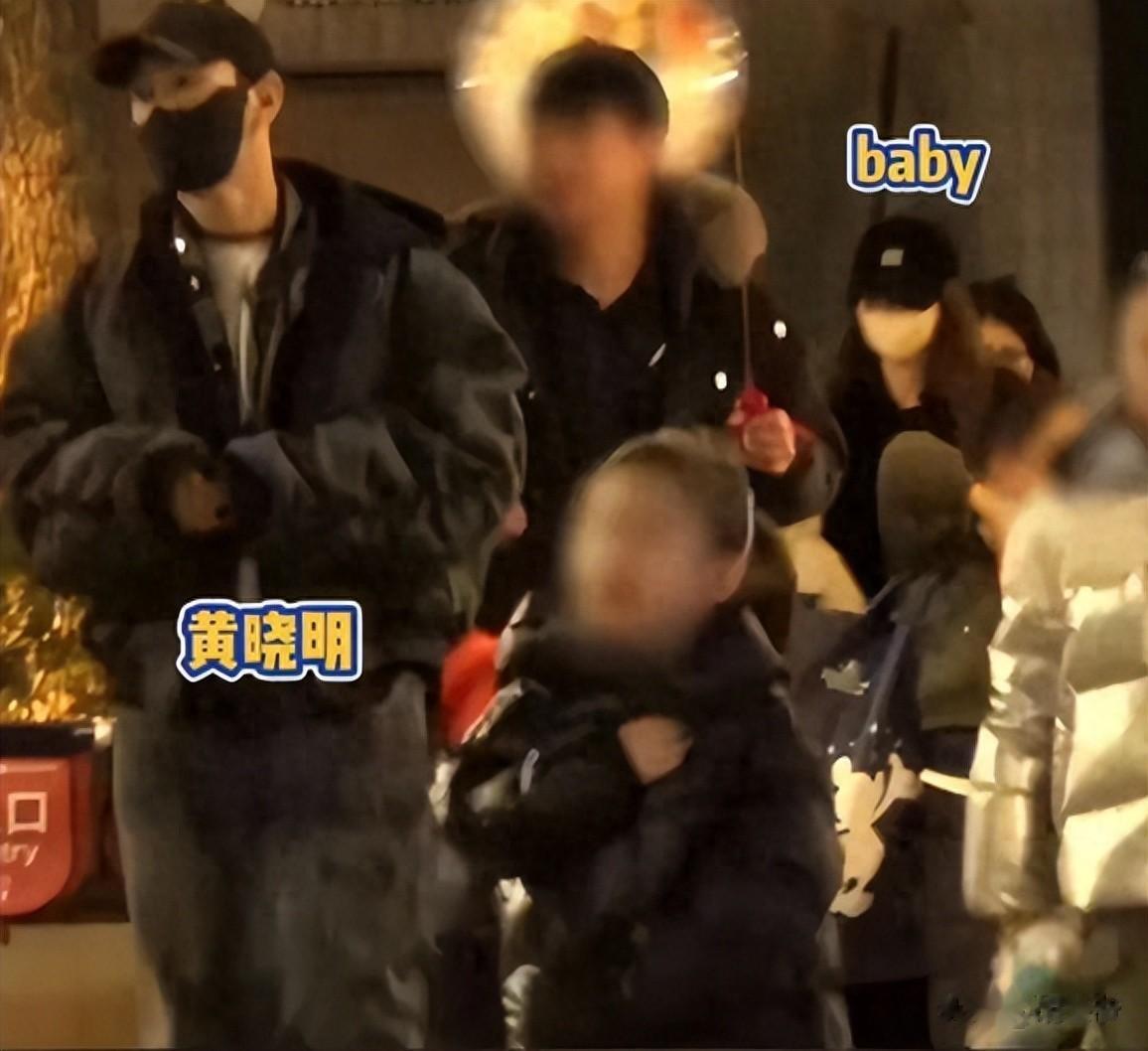 黄晓明杨颖带儿子游玩!给前妻拎包很顺手,小海绵明显跟妈妈亲近