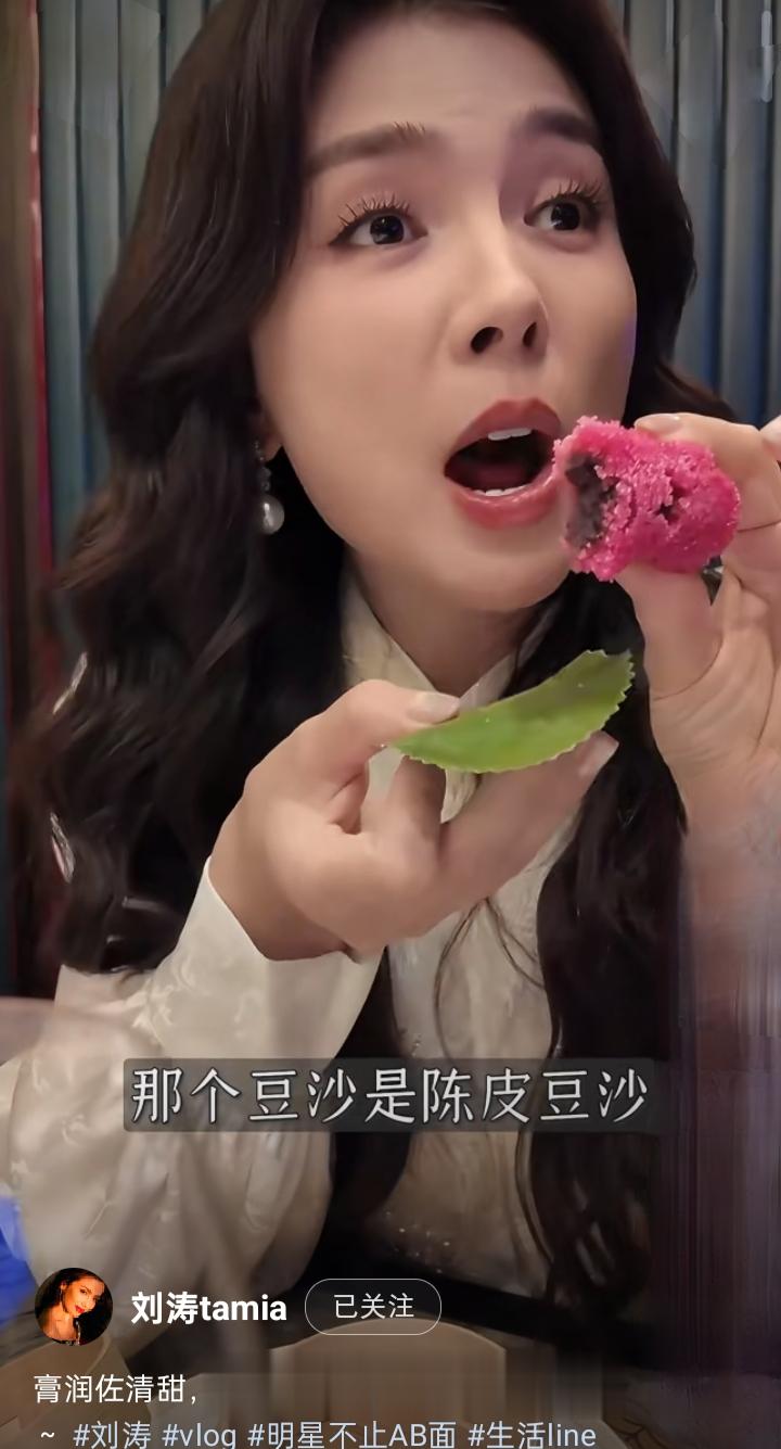 刘涛探店品美食,一袭白裙尽显优雅气质