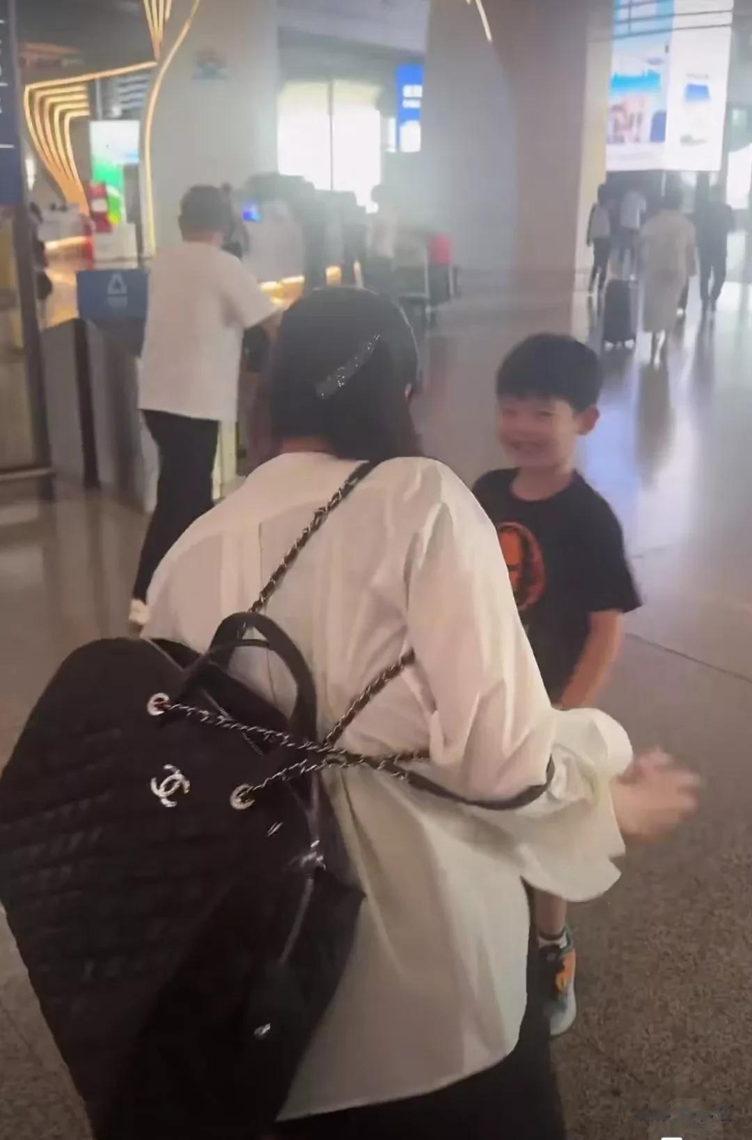 于晓光带儿子机场接秋瓷炫 7岁啪嗒外表俊朗 母子拥抱亲吻好温馨