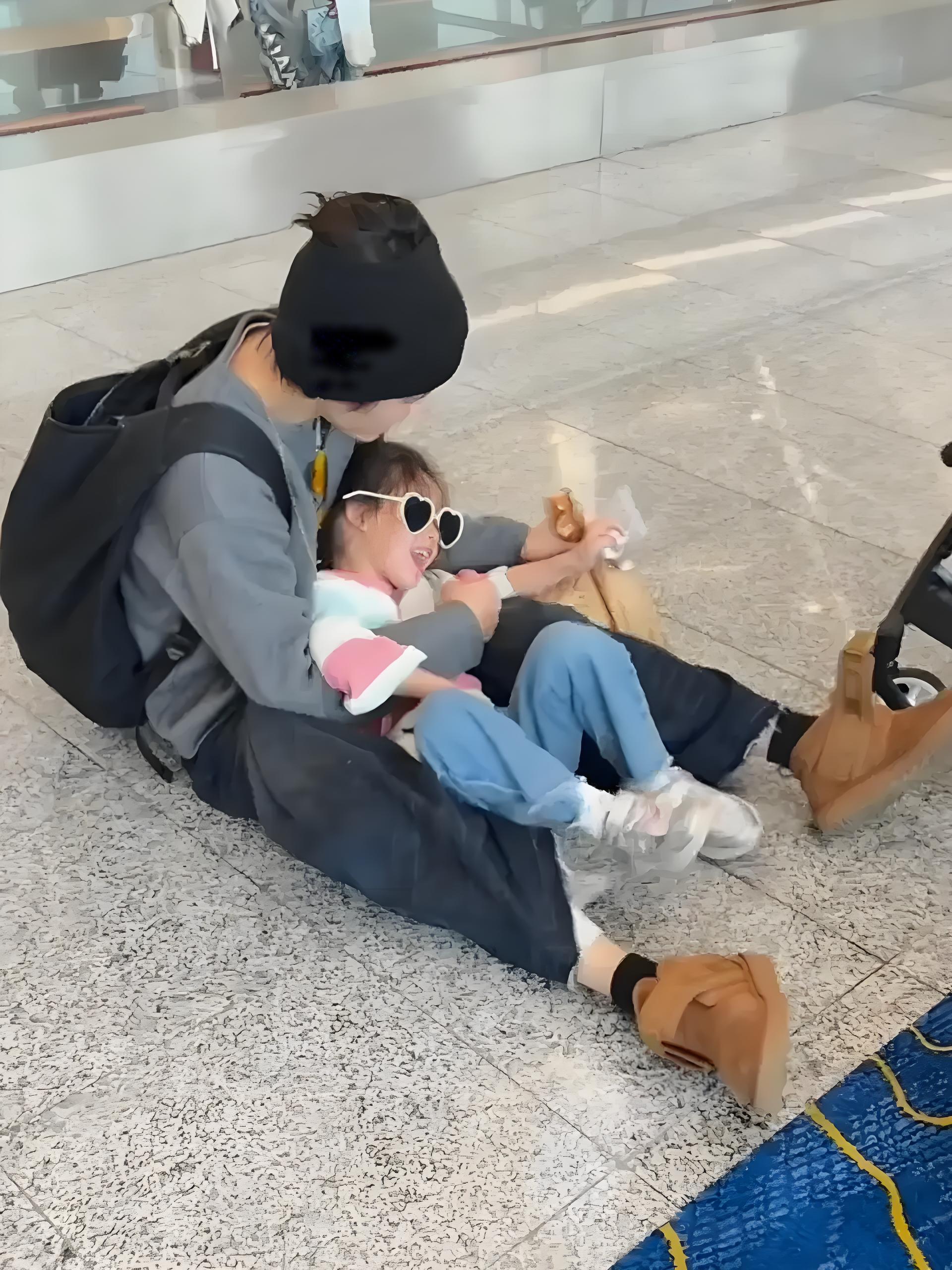 郭碧婷带女儿机场送向佐,女儿舍不得爸爸哭了,向佐也难过落泪!