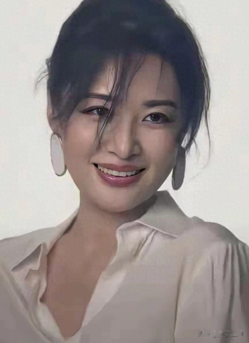 主持人周涛穿便衣太漂亮知性美丽优雅大气，一脸旺夫相看着很舒服