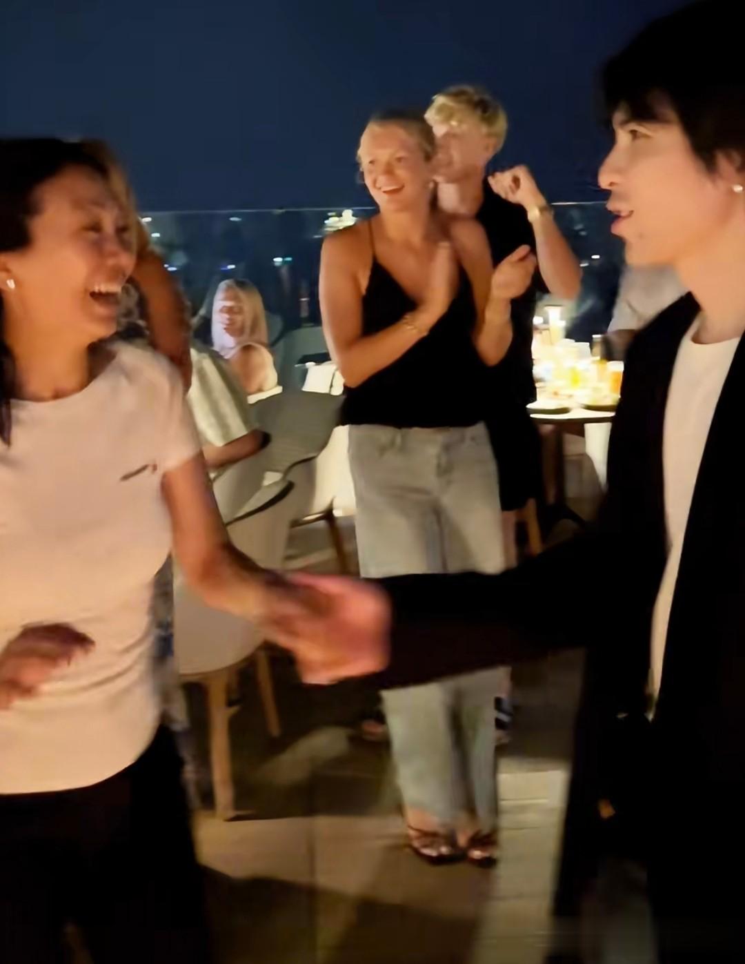 萧敬腾陪老婆度假,对嘴亲吻太浪漫,52岁林有慧脖子皱巴巴真显老