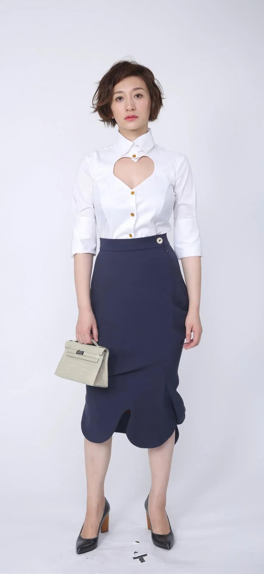 明星高清图片|李小冉,爱心镂空白衬衫,把温柔刻进细节里