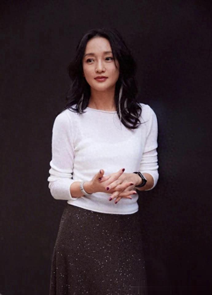 周迅烫了微卷发大变！穿白色针织衫+亮片半裙，高级又洋气！