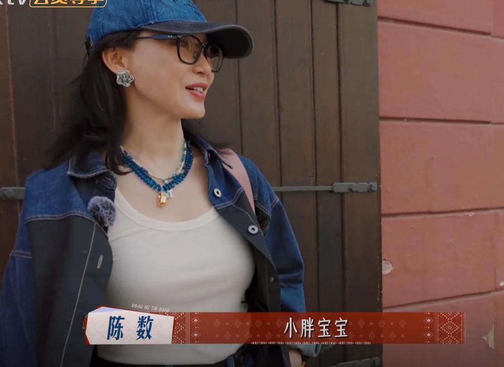 陈数给妈妈过82岁生日，送马思纯给的胸针，妈妈出镜优雅头发乌黑