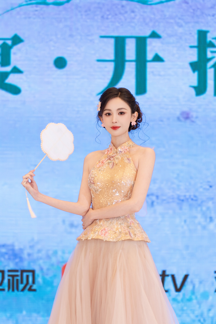 娜扎程潇新剧首映，“依赖摇”魔性来袭，新中式造型太惊艳！