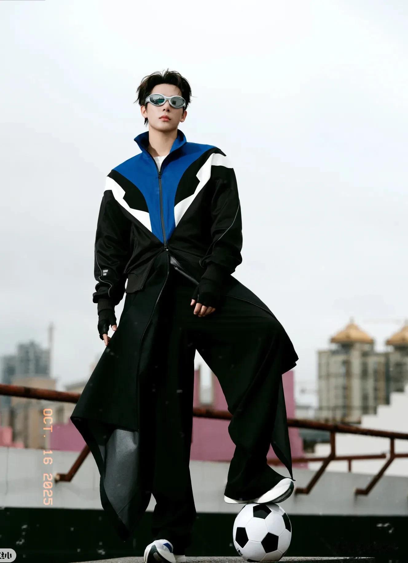 李现、马思纯看王安宇走秀笑翻了，王安宇害羞，一头扎进李现怀里