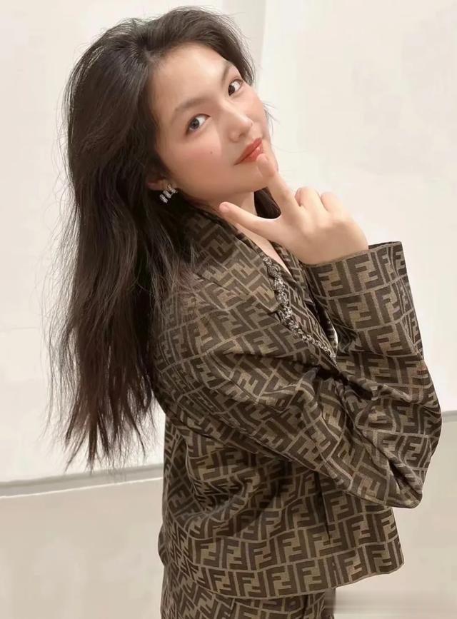 李湘结束东京3日游,穿新裙子回家又白又壮,网友:好像一条蟒蛇