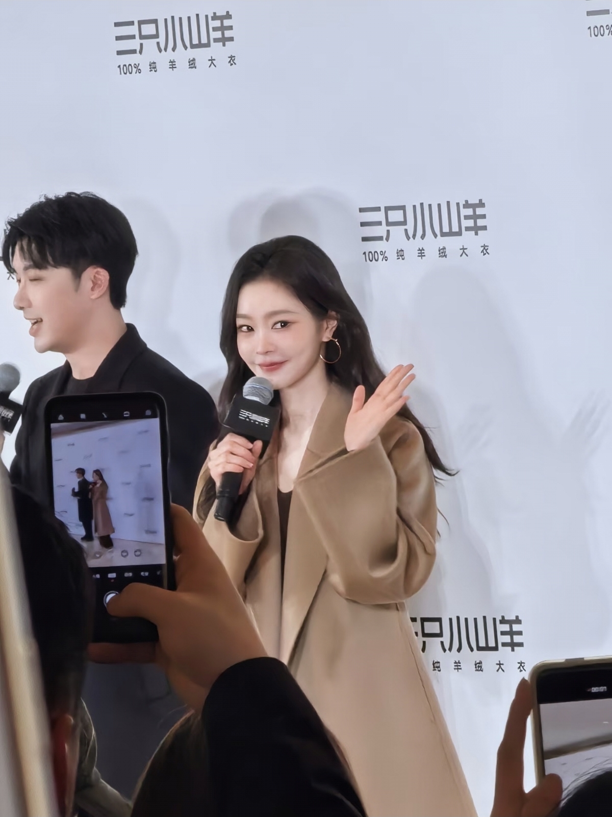 宋轶今天南京线下活动，驼色大衣加波浪卷，好漂亮状态超级好呀！